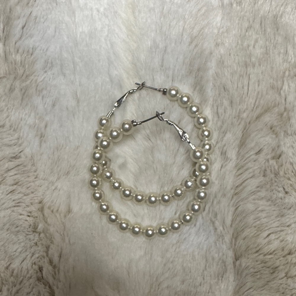 Elegant Silver and Pearl Jewelry Set - Picture 2 of 6